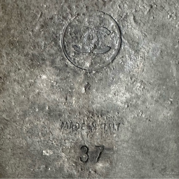 Authentic CHANEL Cream & Black Leather Interlocking C Timeless Sandal Slides 37 - Picture 9 of 12